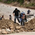 Personas caminan en medio de una carretera bloqueada este viernes, en Cochabamba (Bolivia).