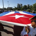 Fotografía de archivo del 27 de octubre del 2022 que muestra a soldados llevando una bandera de Cuba durante un homenaje, en La Habana (Cuba).