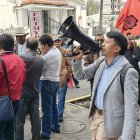 Plantón del Frente Popular en los exteriores del edificio administrativo del IESS, en el norte de Quito.