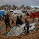 Familias palestinas desplazadas inspeccionan sus tiendas de campaña destruidas en el norte de la ciudad de Gaza, el 9 de enero de 2026.
