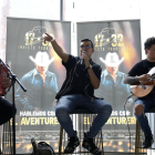 Yeison Jiménez canta durante una rueda de prensa en Medellín, tras agotar entradas para el Movistar Arena.