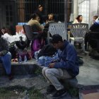 Familiares de presos políticos esperan cerca a la cárcel El Rodeo I este lunes, en Caracas (Venezuela).