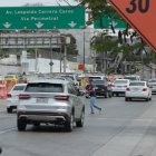 Cerca de la zona de los hospitales, hay peatones que prefieren lanzarse de forma "suicida" y no caminar al paso elevado que está a 300 metros.