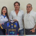 María Eliza Palma y Raúl Murillo de Astillero FC junto al entrenador Fabián Frías.