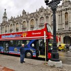 Un conductor de un bus turístico espera la llegada de turistas este lunes, en La Habana (Cuba).