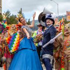 Carnaval de Negros y Blancos de Pasto que muestra a integrantes de una comparsa en el "Desfile de la Familia Castañeda"" en Pasto (Colombia).