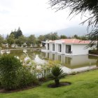Zakua Gardens está ubicado en la parroquia de Puembo, a 50 minutos de la capital.