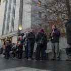 Personas hacen fila a las afueras del tribunal federal del sur de Nueva York donde se presentará el presidente de Venezuela, Nicolás Maduro, este lunes en Nueva York (EE.UU.). Foto de archivo.