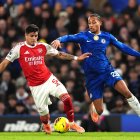 Piero Hincapié (i) en el duelo de Arsenal ante Chelsea en la Premier League.