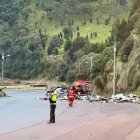 Personal de emergencia realiza limpieza de la calzada tras derrame de combustible en Tambo, Quijos.