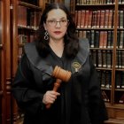 Daniella Camacho tiene 56 años, es abogada chileno-ecuatoriana y es jueza de la Corte Nacional de Justicia desde 2017.