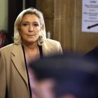 La líder del partido parlamentario Rassemblement National (RN), Marine Le Pen (L), llega al palacio de justicia de París en París, Francia, 13 de enero de 2026