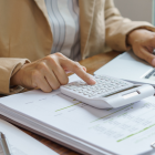 Referencial.Contribuyentes ecuatorianos revisan sus obligaciones tributarias ante el SRI: declaraciones, plazos y ajustes contables que marcan el calendario fiscal.