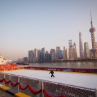La gente patina en un barco de carga convertido en pista de patinaje sobre hielo en el río Huangpu en Shanghai, China, el 13 de enero de 2026.