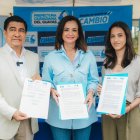 Marcela Aguiñaga en la firma del convenio junto a Wilson Cañizares, alcalde de Daule.