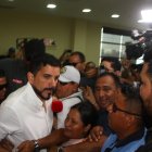 El alcalde de la Libertad, Francisco Tamariz, ingresa abriéndose paso entre sus simpatizantes a la sesión de Concejo.