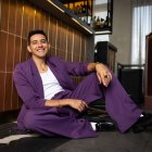 Es fan de comprar en la zona de mujeres porque cree que muchas de esas prendas pueden verse muy versátiles y no necesariamente exageradamente femeninas.