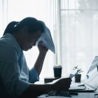 La presión cultural por estar siempre disponibles, sumada a la falta de límites organizacionales, convierte el descanso en un reto y refuerza una lógica de autoexplotación normalizada en la era digital.