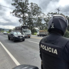 Hombres armados irrumpen en escuela de Bastión Popular y dejan mensaje intimidante.