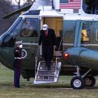 El presidente de Estados Unidos, Donald J. Trump, desciende del Marine One en el jardín sur de la Casa Blanca en Washington, DC, EE. UU., el 13 de enero de 2026.