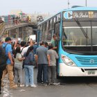 Personas hacen fila para subir a un bus este miércoles, 14 de enero de 2026, en Lima (Perú).