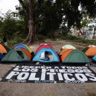Carpas en las que duermen familiares de presos políticos frente a la cárcel El Rodeo este martes, en Zamora (Venezuela).