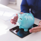 El IESS permite a los pensionistas decidir cómo recibir el pago de sus décimos: acumulados en una sola entrega o distribuidos de manera mensual.