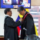 José Suing impuso la toga al nuevo presidente encargado de la Corte Nacional de Justicia, Marco Rodríguez.