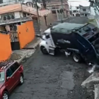 El camión recolector de basura se impactó contra la fachada de una vivienda en el barrio El Edén, al sur de Quito.
