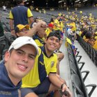 Afición. Daniel luce una de las camisetas de la selección ecuatoriana que llevará al Mundial, junto a dos amigos.