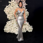 El metalizado se vuelve protagonista absoluto para looks de día y de noche.