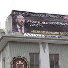 El Colegio de Abogados de Pichincha colocó en su sede, en Quito, una pancarta en la que "exige" la renuncia de Mario Godoy, a la presidencia del Consejo de la Judicatura.
