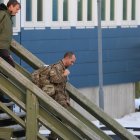 otografía que muestra integrantes de las Fuerzas Armadas de Dinamarca saliendo del Comando Ártico este jueves, en Nuuk (Groenlandia).