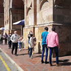 Turistas recorren el centro histórico de Cuenca, frente a una de sus iglesias patrimoniales. La ciudad atrae visitantes nacionales e internacionales por su arquitectura colonial, clima templado y riqueza cultural.