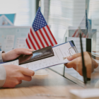 Oficiales consulares de EE.UU. revisan solicitudes de visa bajo nuevas directrices.