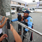 El abogado Otto Cuello, síndico de Fedeguayas, al ingresar a la sede del COE en Guayaquil.