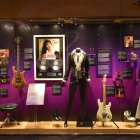 Fotografía que muestra vestidos e instrumentos pertenecientes a la difunta artista Selena Quintanilla durante la muestra titulada "Selena From Texas to the World".