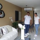 Un vendedor de casas explica las opciones de financiamiento para comprar una vivienda.