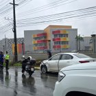 En uno de los accidentes un vehículo liviano quedó afectado.