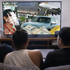 Referencial. Jóvenes observan en pantalla símbolos de riqueza asociados a la narcocultura: casas lujosas, autos, oro y dinero.