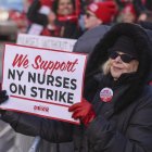 Manifestantes protestan frente al Hospital Mount Sinai en Nueva York (EE.UU.).
