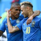 Douglas Costa junto a Neymar en la selección brasileña de fútbol.