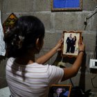 Jade, de 16 años, sostiene una fotografía de su padre, José Roger Urquilla, en su casa en El Rosario, El Salvador, el 3 de diciembre de 2025.