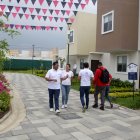 Un grupo de personas visitan y revisan los inmuebles que se venden en la vía a la costa, donde se ofrecen casas de interés social.