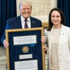 Foto muestra al presidente de Estados Unidos, Donald Trump, posando junto a la líder opositora venezolana María Corina Machado este jueves, en Washington (EE.UU).
