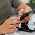 Referencial. Un usuario revisa su celular mientras la red social X sufre una caída que afecta a miles de cuentas.