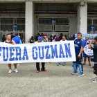 Hinchas de Emelec protestaron en los exteriores del estadio George Capwell para exigir la renuncia de Jorge Guzmán.