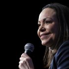 La líder opositora venezolana María Corina Machado interviene en la Fundación Heritage en Washington, DC.