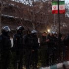 La policía antidisturbios iraní vigila mientras los estudiantes protestan frente a la embajada británica en Teherán, Irán, 14 de enero de 2026.