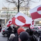 Manifestantes protestan el 14 de enero de 2026, frente a la Embajada de Estados Unidos en Copenhague contra las ambiciones del presidente de EE.UU..